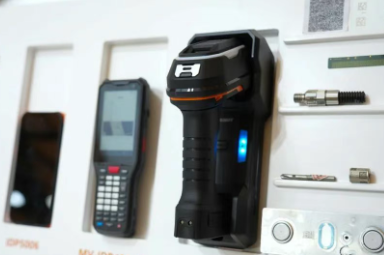 ?？禉C(jī)器人憑工業(yè)相機(jī)、視覺(jué)矩陣、讀碼器控制器閃耀 VisionChina2025